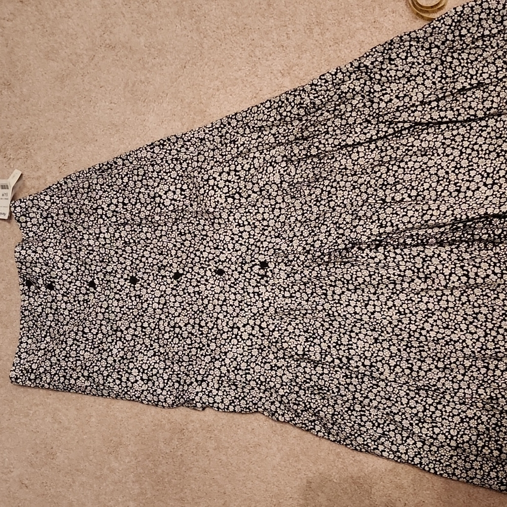 Black and white floral maxi skirt with elastic back and a front slit